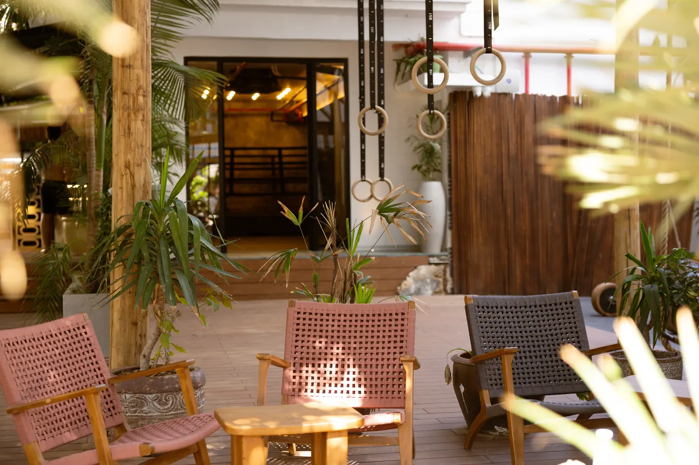 De Club courtyard lounge