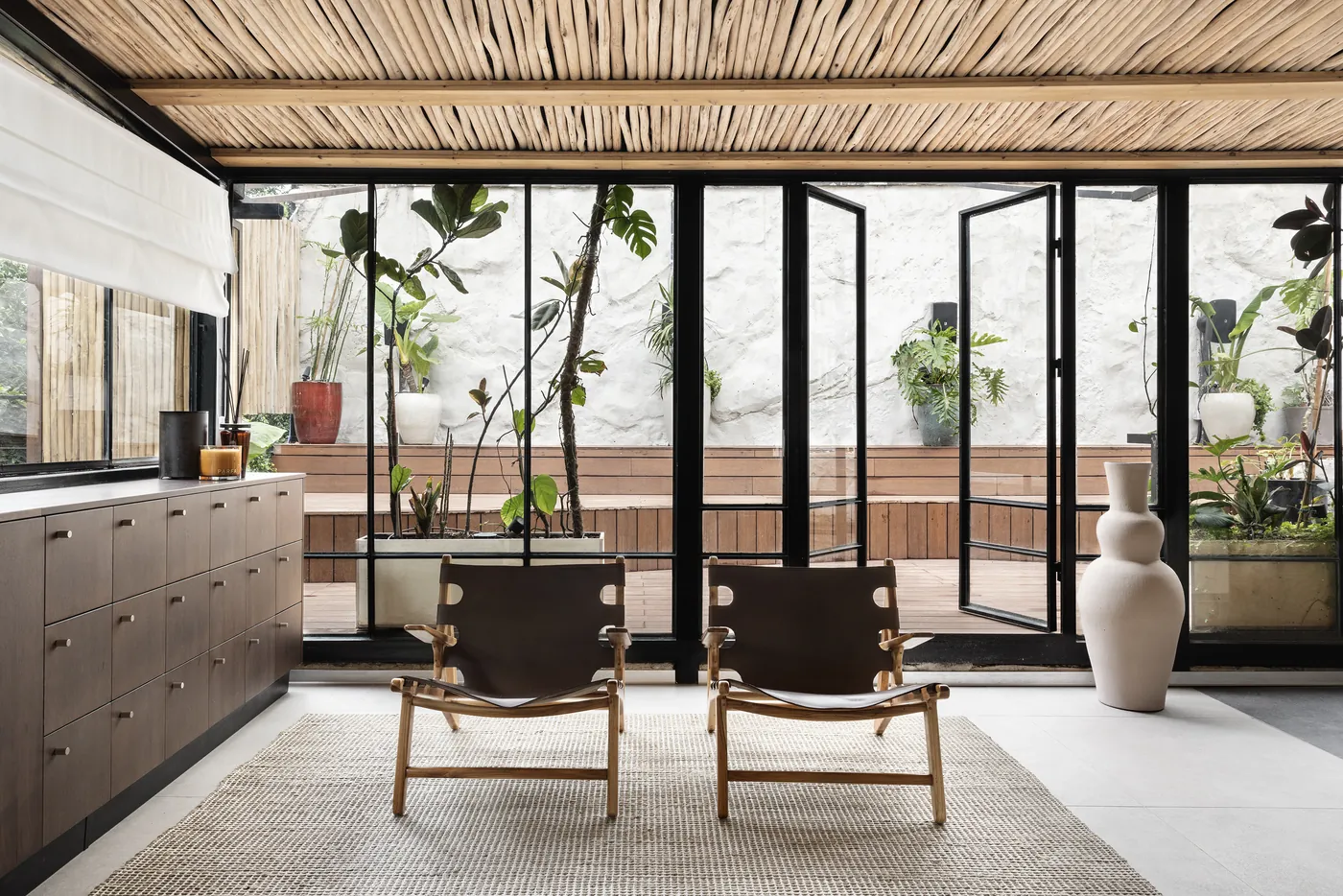 De Club courtyard lounge